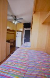 1 dormitorio con 1 cama grande en una habitación en Residencial Morumbi Hostel, en São Paulo