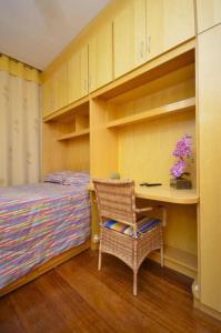 1 dormitorio con cama, escritorio y silla en Residencial Morumbi Hostel, en São Paulo