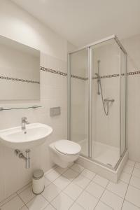 ein Badezimmer mit Dusche, Toilette und Waschbecken in der Unterkunft Kleine Landvilla in Meuro