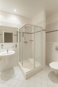 ein weißes Badezimmer mit Dusche und Waschbecken in der Unterkunft Kleine Landvilla in Meuro