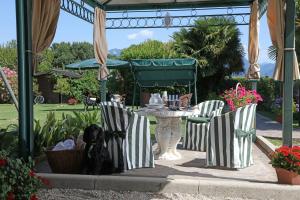 Afbeelding uit fotogalerij van Corte degli Olivi Appartamenti in Manerba del Garda