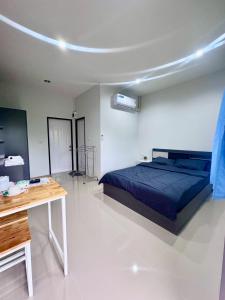 Postel nebo postele na pokoji v ubytování โศภิษฐ์ เฮาส์ Sopit House