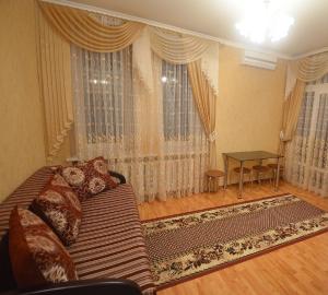 - un salon avec un canapé et une table dans l'établissement VIP apartments on Admiralskaya, à Mykolaïv