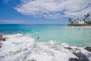 カイルア・コナにあるOcean View White Sands Village only steps away from Magic Sands Beachの海水浴場の人々