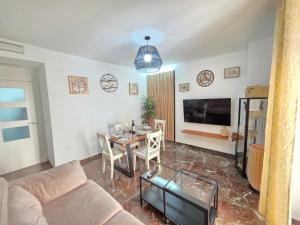 a living room with a table and a couch at El Sagrario Apartamento céntrico con garaje gratis junto a la Catedral in Jaén