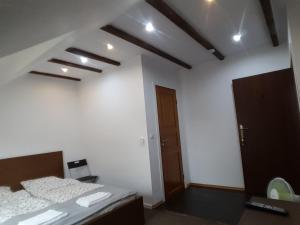 Posteľ alebo postele v izbe v ubytovaní Spa Apartamenty Lidzbark