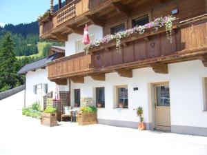 ein Gebäude mit einem Balkon mit Blumen darauf in der Unterkunft Apartment Marlene in Alpbach