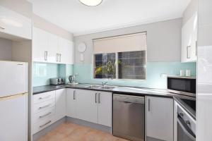Η κουζίνα ή μικρή κουζίνα στο Immaculate Apartment at The Entrance, Tides of Fairport