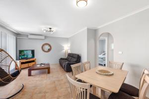 Χώρος καθιστικού στο Immaculate Apartment at The Entrance, Tides of Fairport