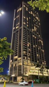 Un grand bâtiment avec une voiture devant lui dans l'établissement Icon40 apartment, à Hạ Long