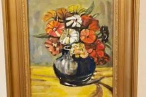 ein Bild einer Vase mit Blumen darin in der Unterkunft Royal Executive Living Garden Executive Home in Melbourne + 47 Fotos