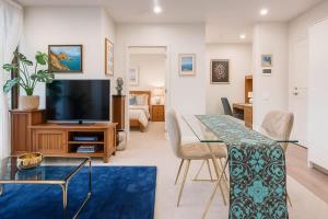 ein Wohnzimmer mit Tisch und Fernseher in der Unterkunft Royal Executive Living Garden Executive Home in Melbourne