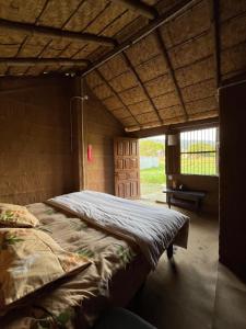 Hameri Homestay- Room 1 في ناينيتال: سرير كبير في غرفة مع نافذة كبيرة