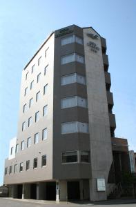 un edificio de talla con en Hotel Estacion Hikone, en Hikone