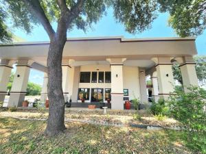 een gebouw met een boom ervoor bij Days Inn by Wyndham San Marcos in San Marcos