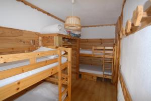 een kamer met 3 stapelbedden en een ladder bij Cromotherapy Apartment in Breuil-Cervinia