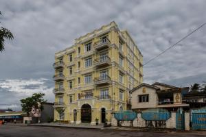 um edifício amarelo no lado de uma rua em Boutique Kampot Hotel em Kampot