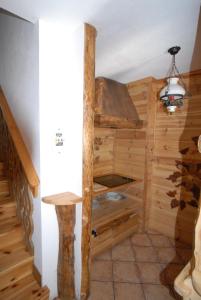 een sauna in een houten huis met een trap bij Cromotherapy Apartment in Breuil-Cervinia