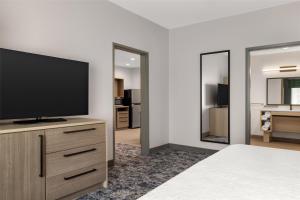 TV a/nebo společenská místnost v ubytování Home2 Suites By Hilton Fort Worth Lake Worth