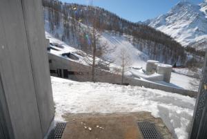 widok na pokrytą śniegiem górę z okna w obiekcie Cromotherapy Apartment w mieście Breuil-Cervinia
