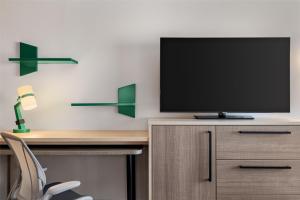 TV a/nebo společenská místnost v ubytování Home2 Suites By Hilton Fort Worth Lake Worth + 8 fotografií