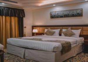 a bedroom with a large bed in a room at المهاجر للشقق المخدومة دوار رامي in Jeddah +39 photos