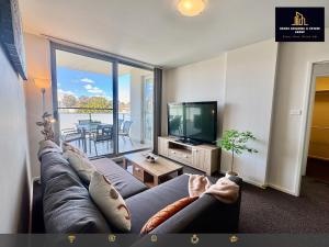 un salon avec un canapé et une télévision à écran plat dans l'établissement 3BR Apartment close to tram station, à Harrison
