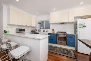 Kuchyň nebo kuchyňský kout v ubytování MON28 - Coastal Character