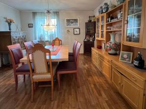 a dining room with a table and chairs at Ängarydsvillan in Tranås