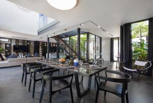 チャングーにあるAlex Villas Complex N1の長いテーブルと椅子のあるダイニングルーム