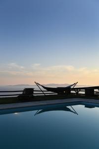 una piscina con vista sull'oceano e sul cielo di Tinos Sky View Villa ad Arnádhos