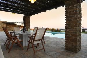 Bazén v ubytování Tinos Sky View Villa nebo v jeho okolí