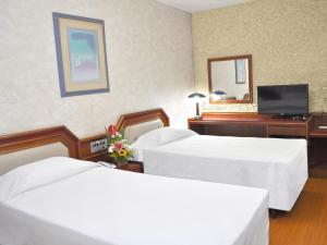 TV a/nebo společenská místnost v ubytování Caravelle Palace Hotel