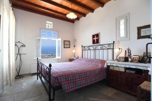 Postel nebo postele na pokoji v ubytování Tinos Sky View Villa + 37 fotografií