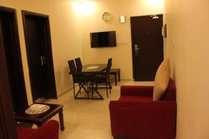 TV a/nebo společenská místnost v ubytování Dar Al Khaleej Hotel Apartments