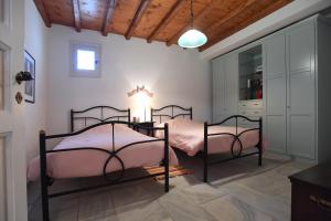 Postel nebo postele na pokoji v ubytování Tinos Sky View Villa