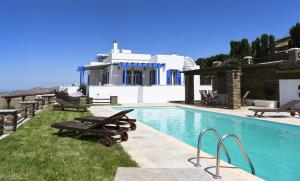 Bazén v ubytování Tinos Sky View Villa nebo v jeho okolí