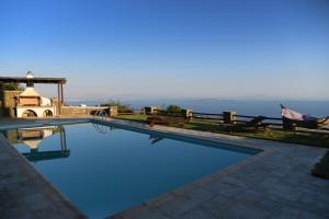 Bazén v ubytování Tinos Sky View Villa nebo v jeho okolí