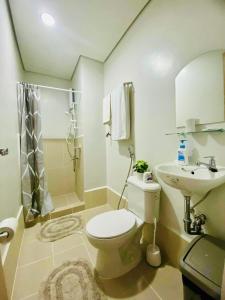 ein Badezimmer mit Toilette, Waschbecken und Dusche in der Unterkunft SMDC Park Residences Condo Unit 417 near SM City Sta Rosa in Ibaba