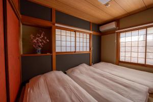 En eller flere senge i et værelse på 稲荷庵-Inari an-