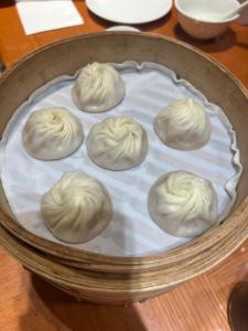 ソウルにあるDexter Hotelのテーブルの上に置かれた生餃子のトレイ