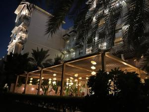 ソウルにあるDexter Hotelの夜に正面に照明がある建物