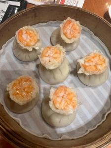 ソウルにあるDexter Hotelのエビが乗った料理の皿