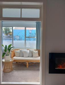 - un salon avec un canapé en face d'une fenêtre dans l'établissement Heritage Apartment Downtown New Plymouth, à New Plymouth
