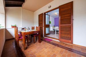 una sala da pranzo con tavolo e sedie in legno di Apartment Api a Rovigno (Rovinj)