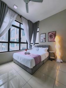 Ένα ή περισσότερα κρεβάτια σε δωμάτιο στο IOI Conezion Putrajaya