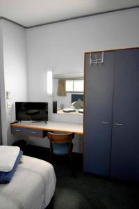 1 dormitorio con escritorio y 1 dormitorio con 1 cama en Sundaise Satinay 636 at Kingfisher Bay Resort, en Fraser Island 10 fotos más