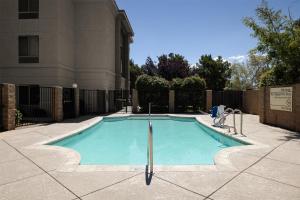 Bazén v ubytování Hampton Inn & Suites Palmdale nebo v jeho okolí