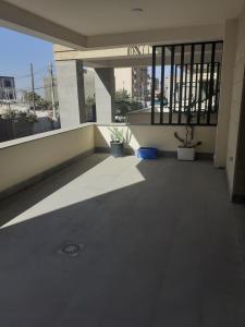 un balcon vide avec vue sur un bâtiment dans l'établissement Дом в центре города, à Erevan