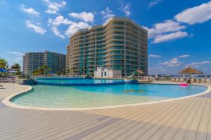 une piscine devant un grand immeuble dans l'établissement Caribe 213B, à Orange Beach